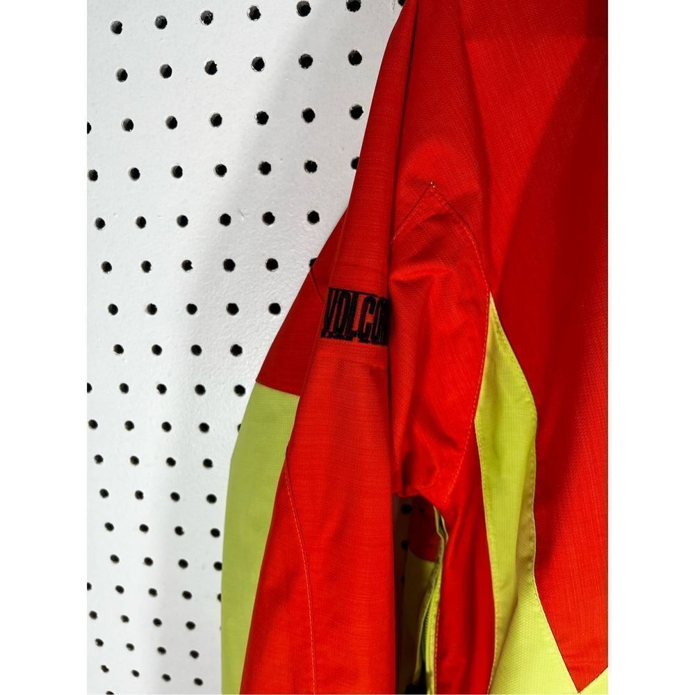 Volcom snowboarding jacket - Picture 9 of 16
